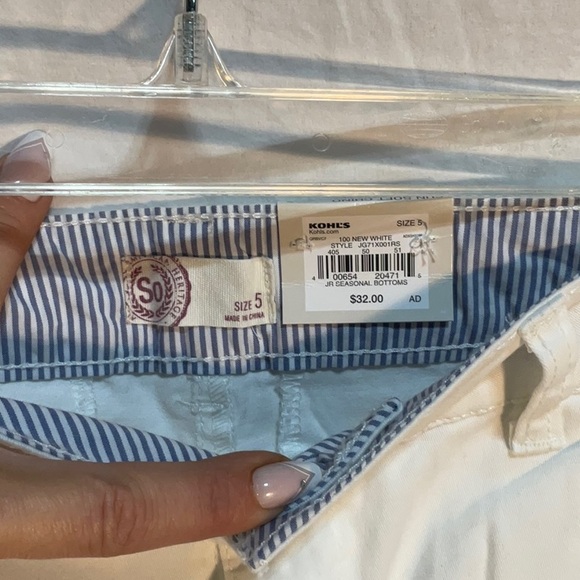 Kohl's White Women's Cargo Shorts - Picture 2 of 3